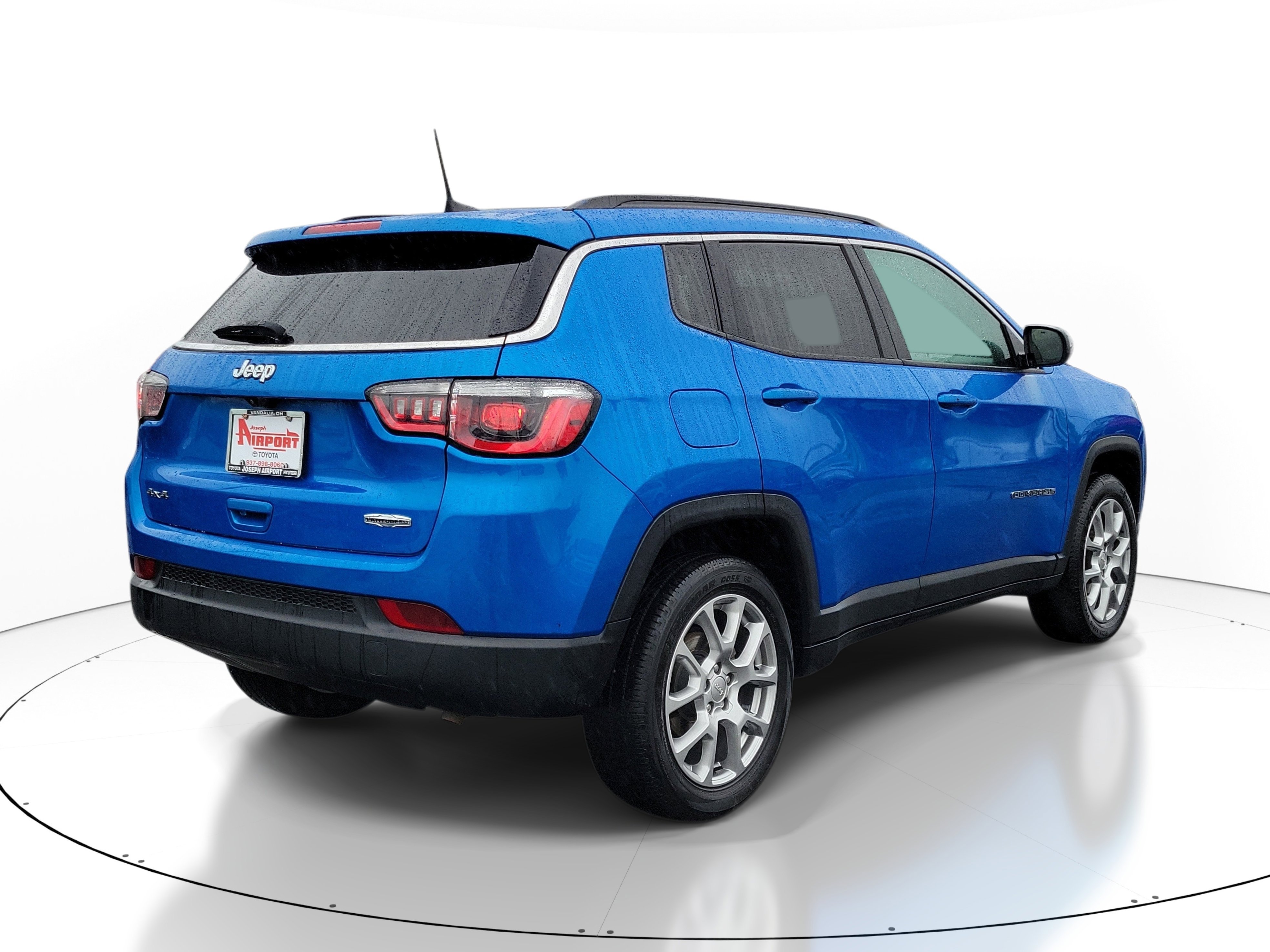 Used 2022 Laser Blue Pearlcoat Jeep Latitude Lux image 4