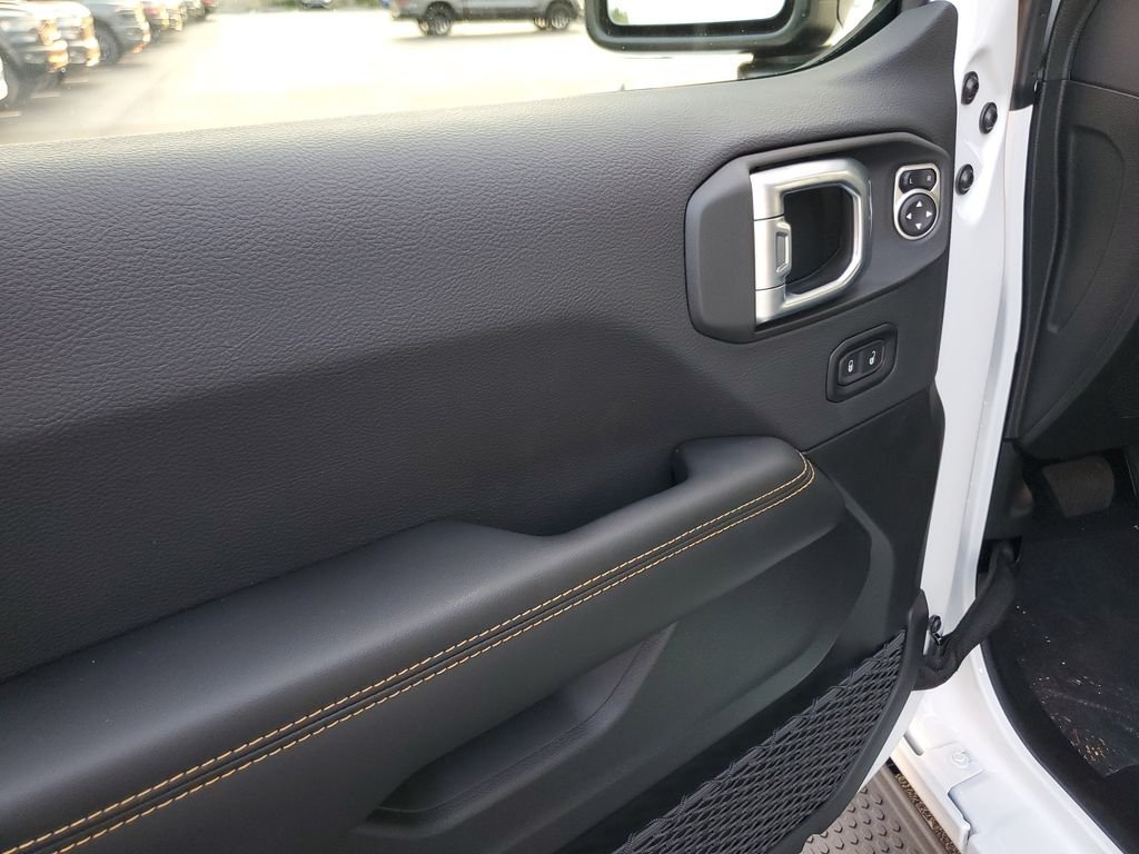New 2026 Bright White Clear-Coat Exterior Paint Jeep Sahara image 22