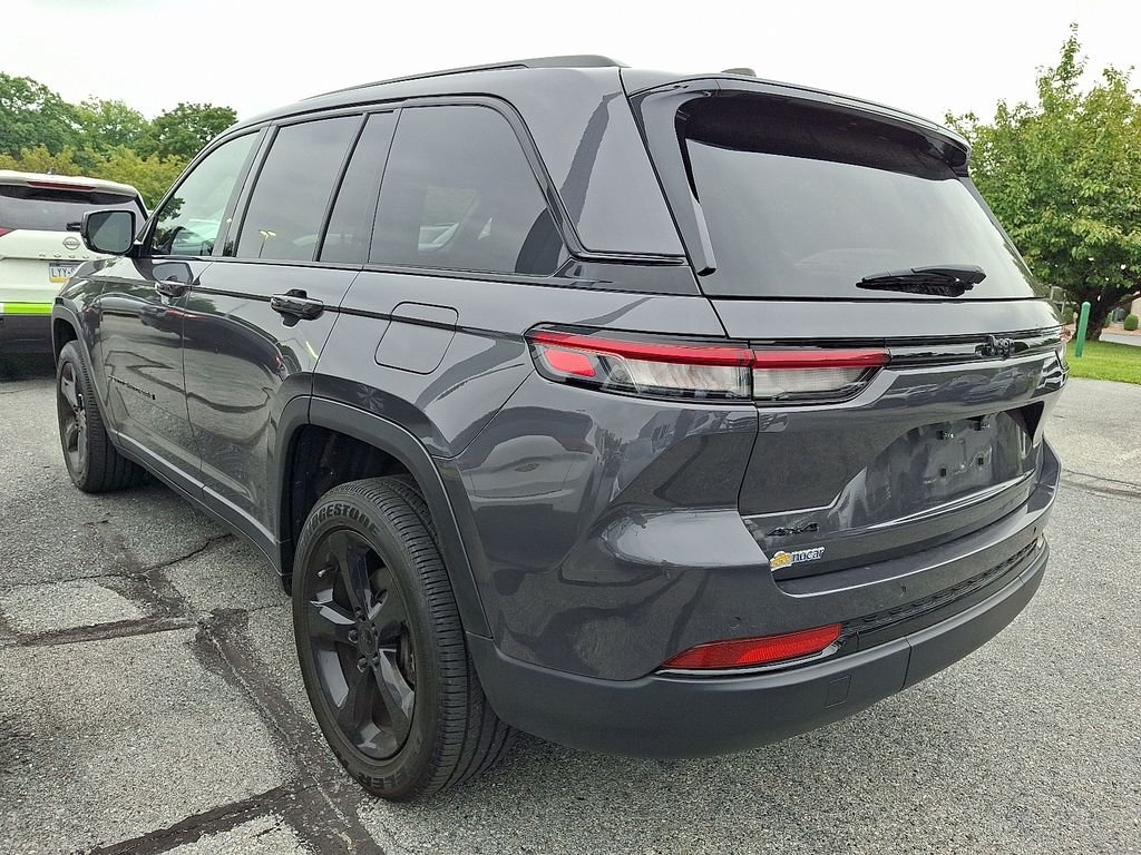 Used 2024 Gray Jeep Altitude image 4