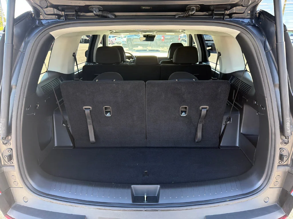 Used 2024 Black Hyundai SE image 18