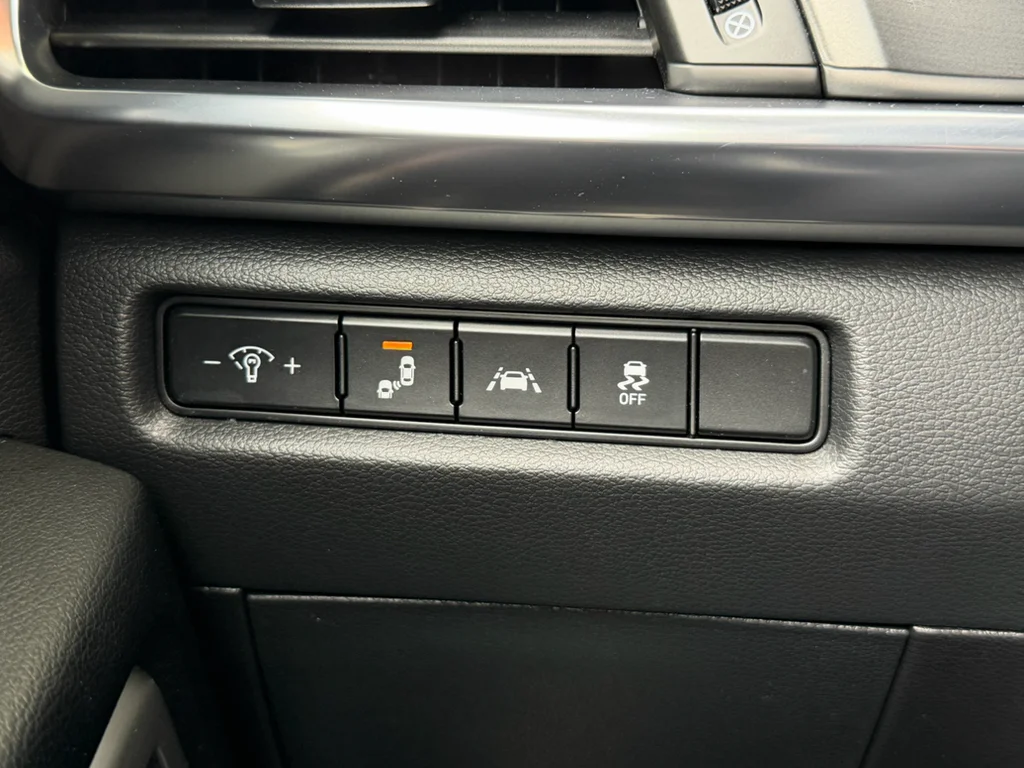 Used 2022 Glacial White Pearl Kia LX image 28
