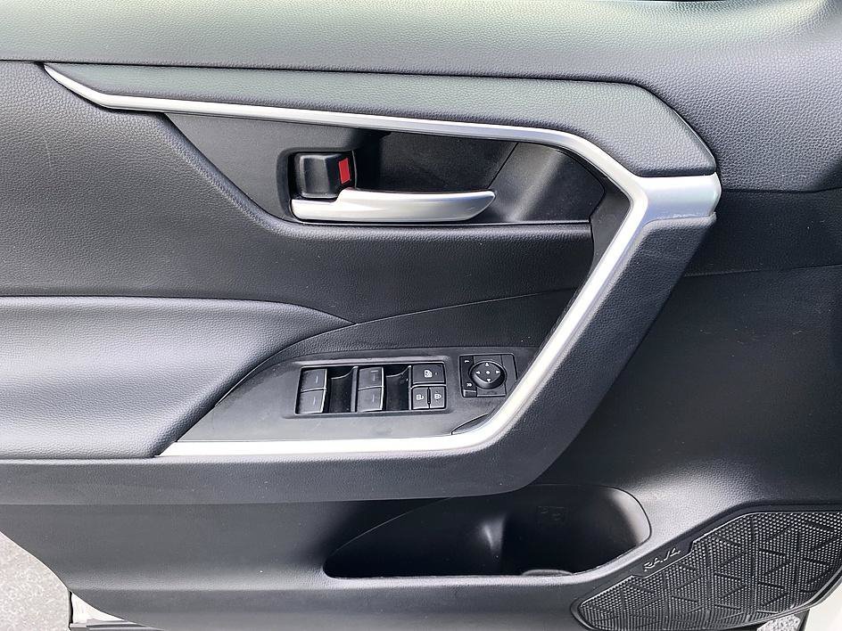 Used 2025 Ice Toyota XLE image 9