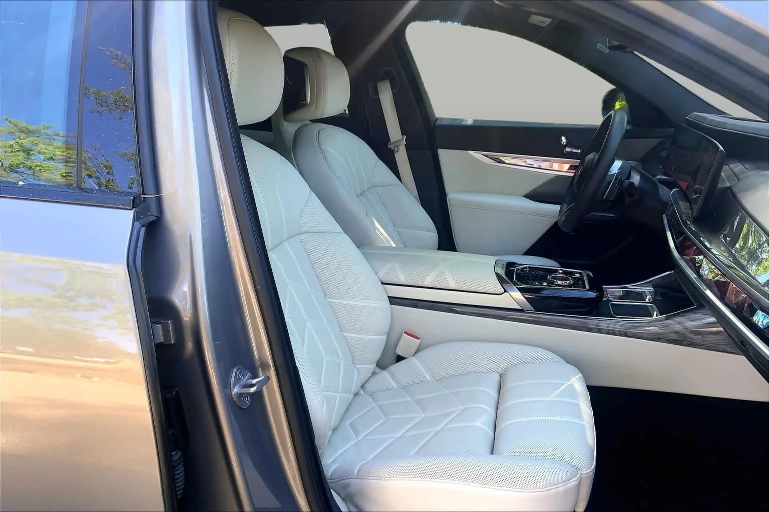 Certified Used 2023 Oxide Grey Metallic BMW 760i xDrive image 7