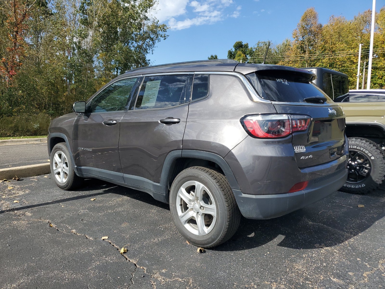 Used 2024  Jeep Latitude image 3