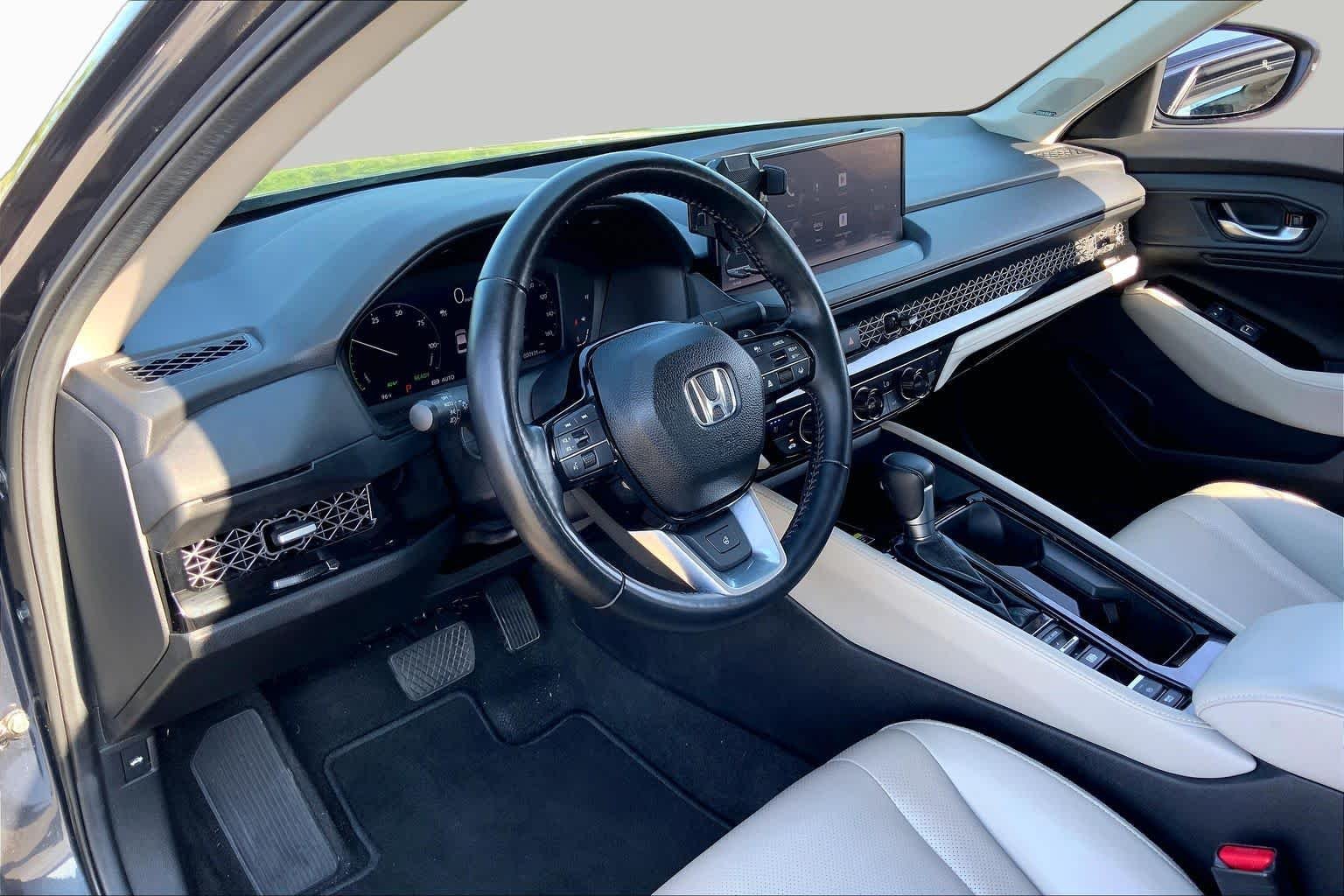 Used 2025 Meteorite Gray Metallic Honda Touring image 17