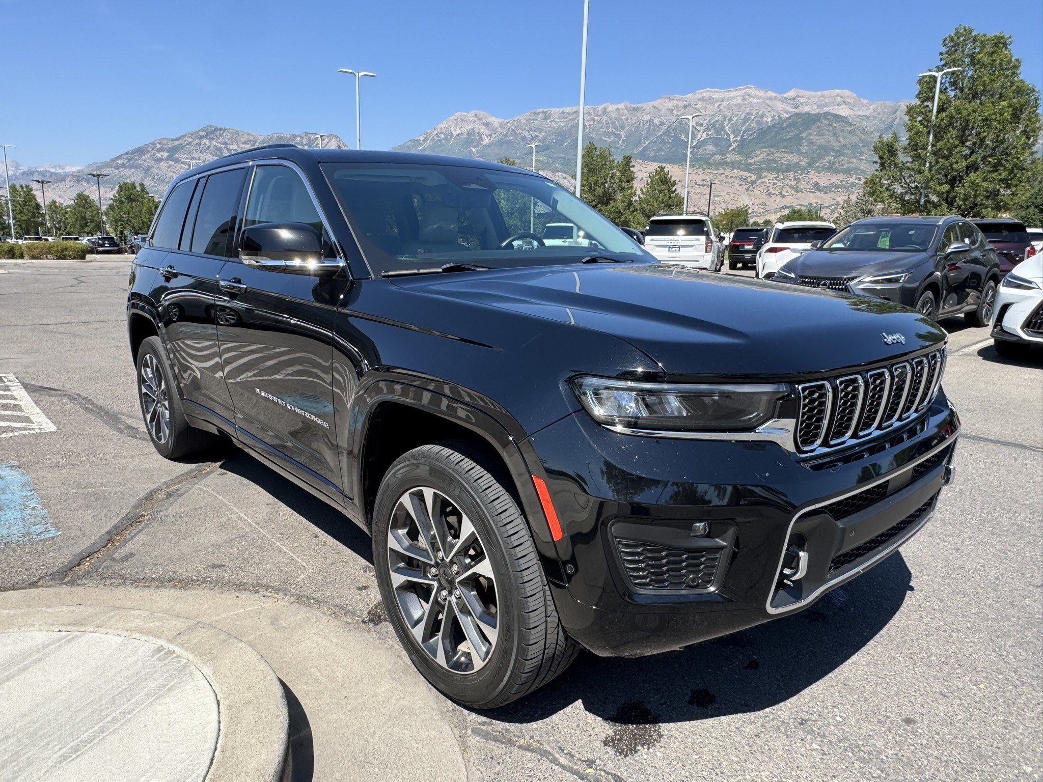 Used 2023 Diamond Black Crystal Pearlcoat Jeep Overland image 8