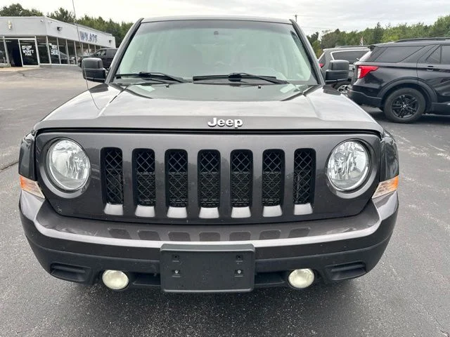 Used 2015 Granite Crystal Clearcoat Metallic Jeep Sport image 2