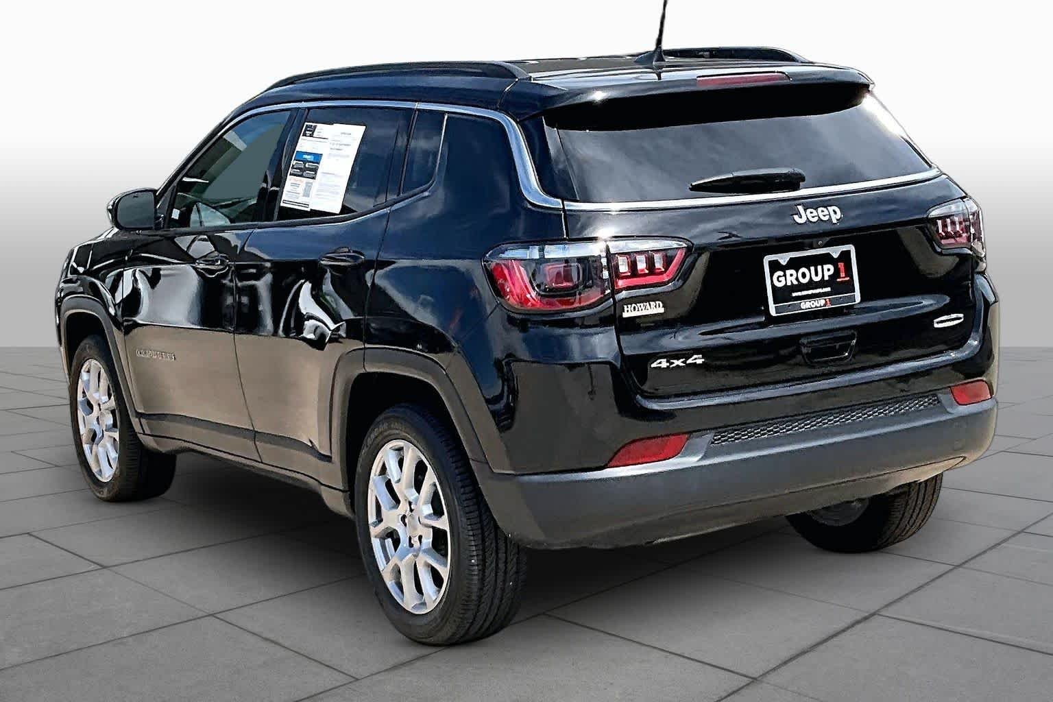 Used 2022 Diamond Black Crystal Pearlcoat Jeep Latitude Lux image 7