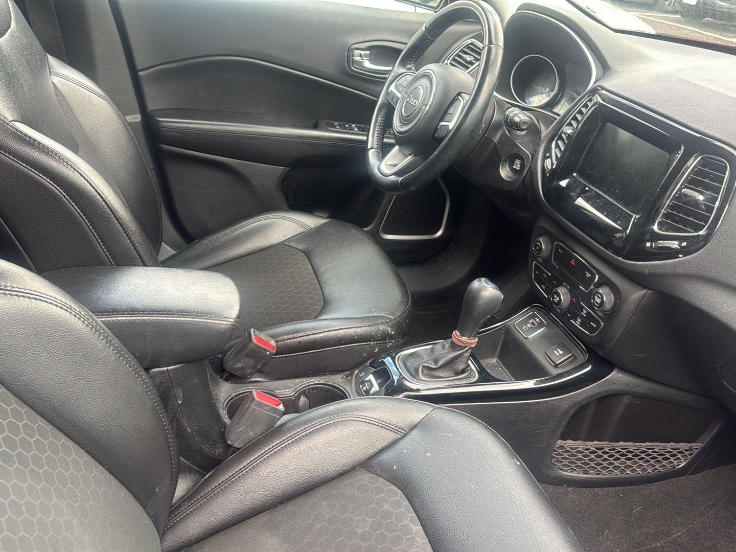 Used 2021  Jeep Latitude image 9