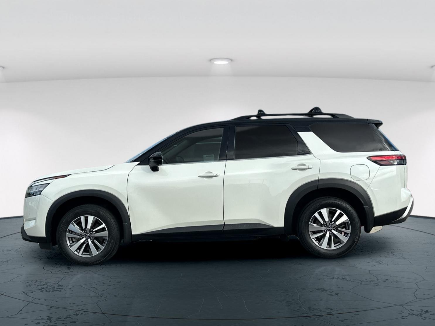 Used 2023 Pearl White Nissan SL 4D Sport Utility image 3