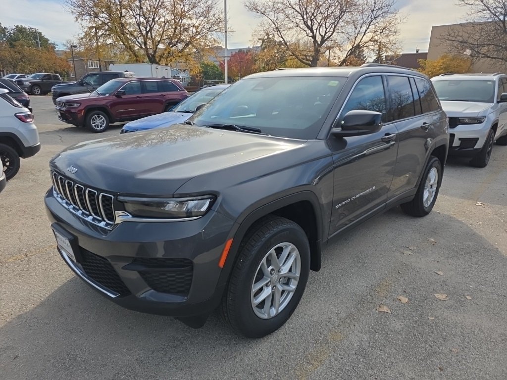 2025 Jeep Grand Cherokee Laredo photo 2