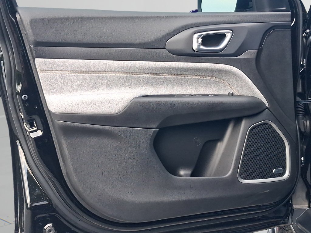 New 2026 Black Jeep Latitude image 16