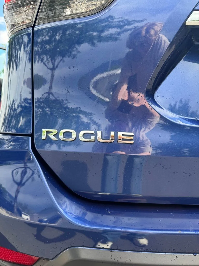 Used 2018 Blue Nissan SL image 13