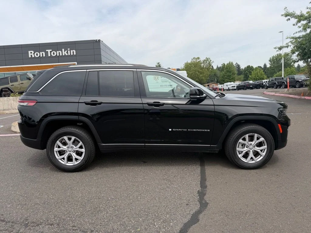 Used 2022 Diamond Black Crystal Pearlcoat Jeep Limited image 9