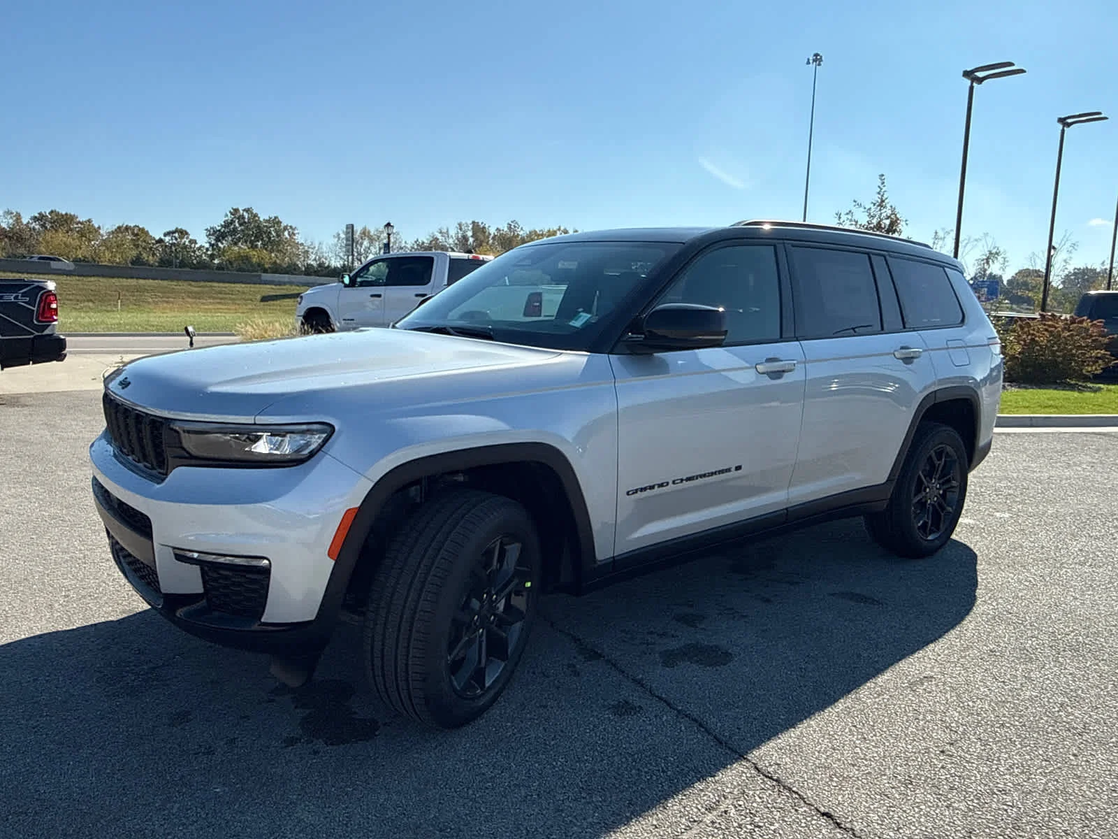 New 2025 Silver Zynith Exterior Paint Jeep Limited image 4