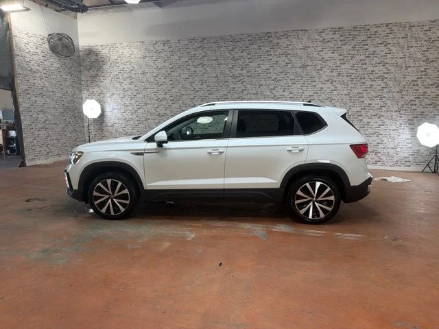 Used 2024 White Volkswagen 1.5T SE image 4