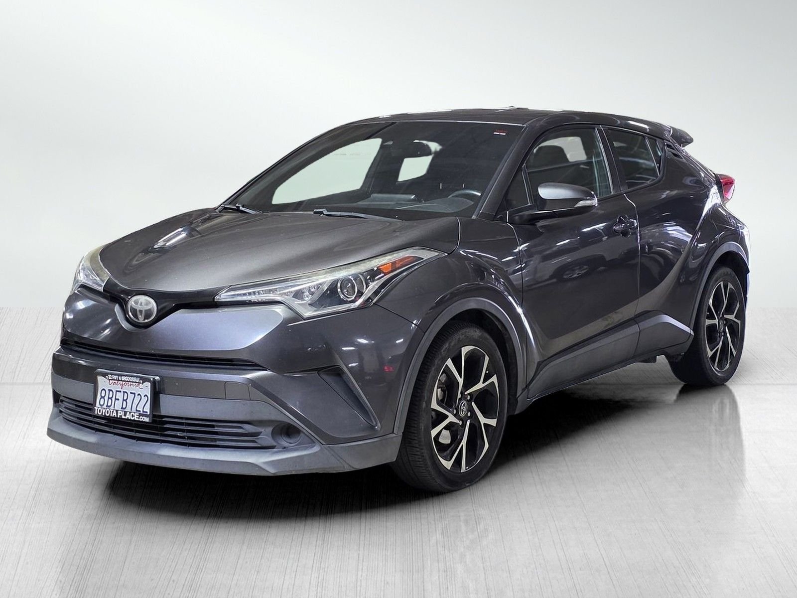 Used 2018 Magnetic Gray Metallic Toyota XLE image 3