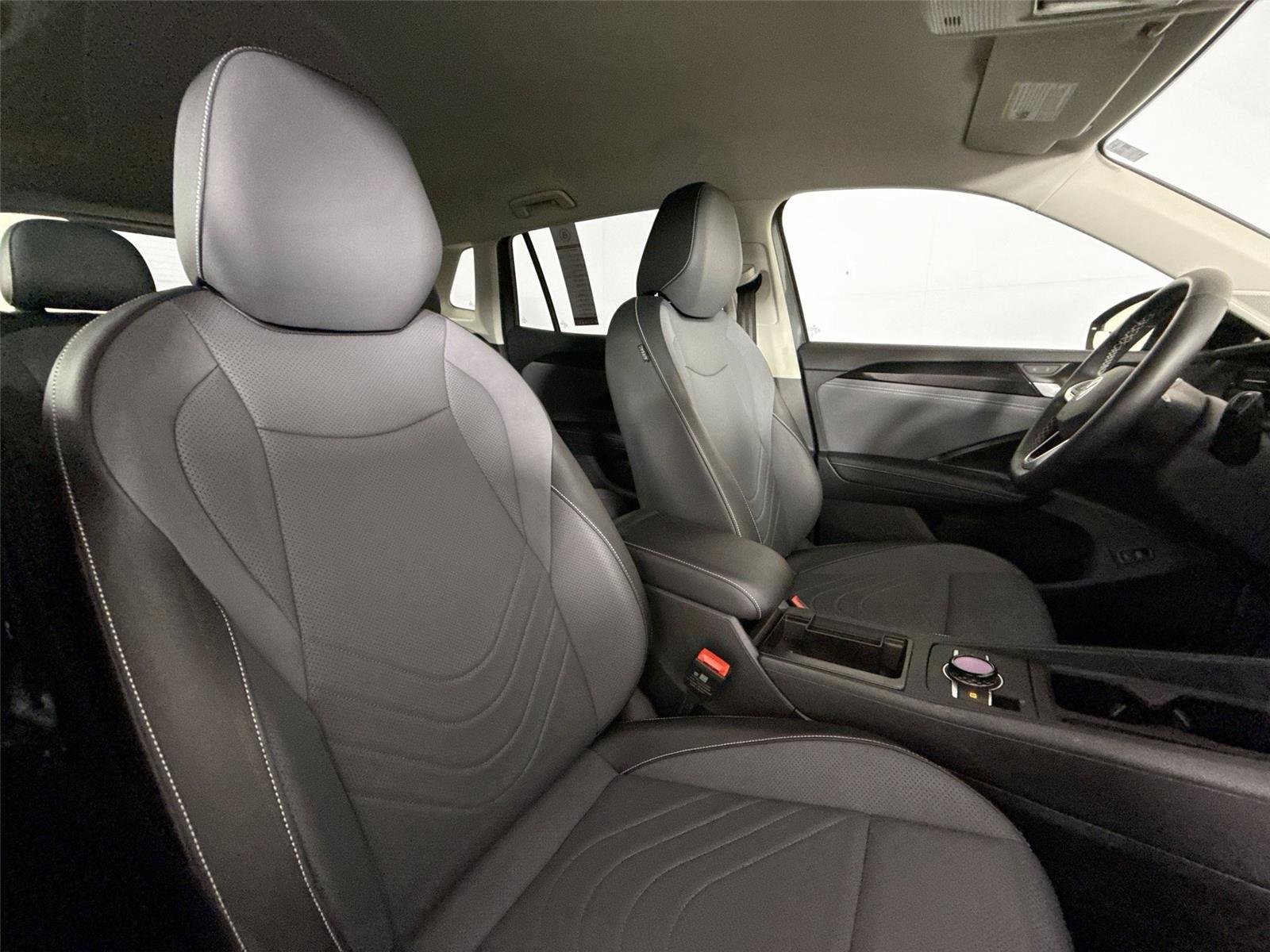 Used 2025 Platinum Gray Metallic Volkswagen SE image 40