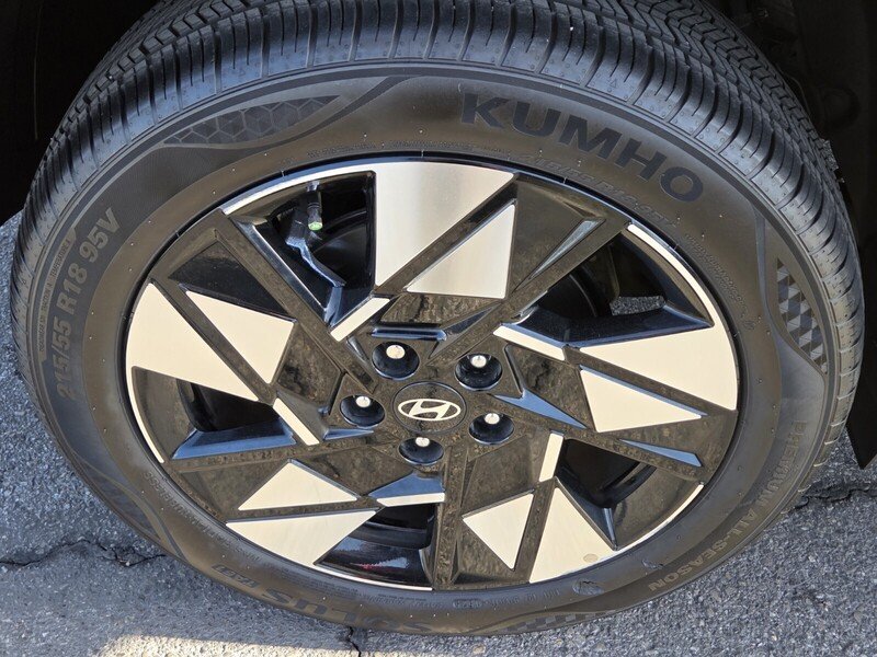 Used 2025 Black Hyundai SEL image 11