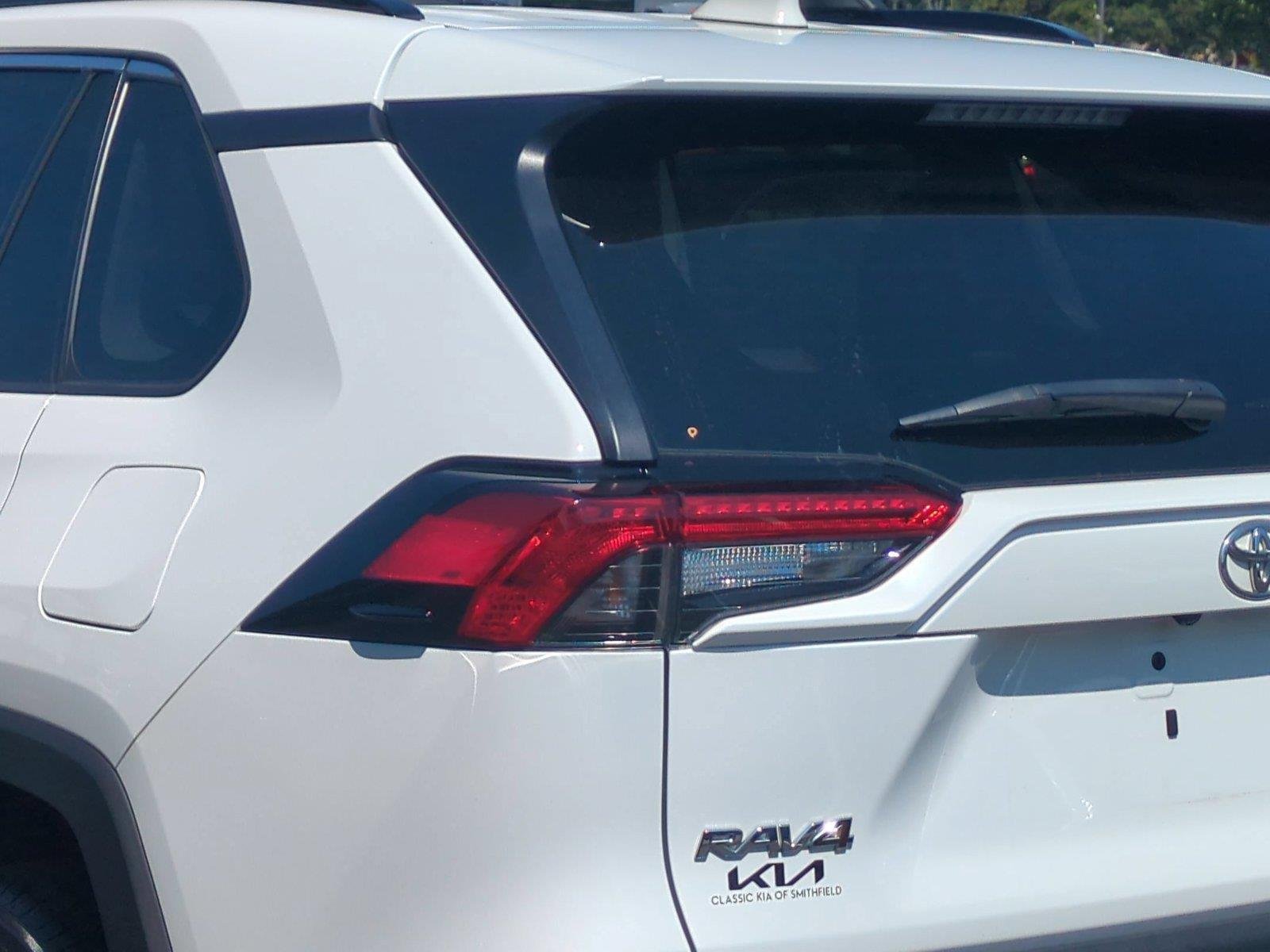 Used 2022 White TOYOTA  image 12