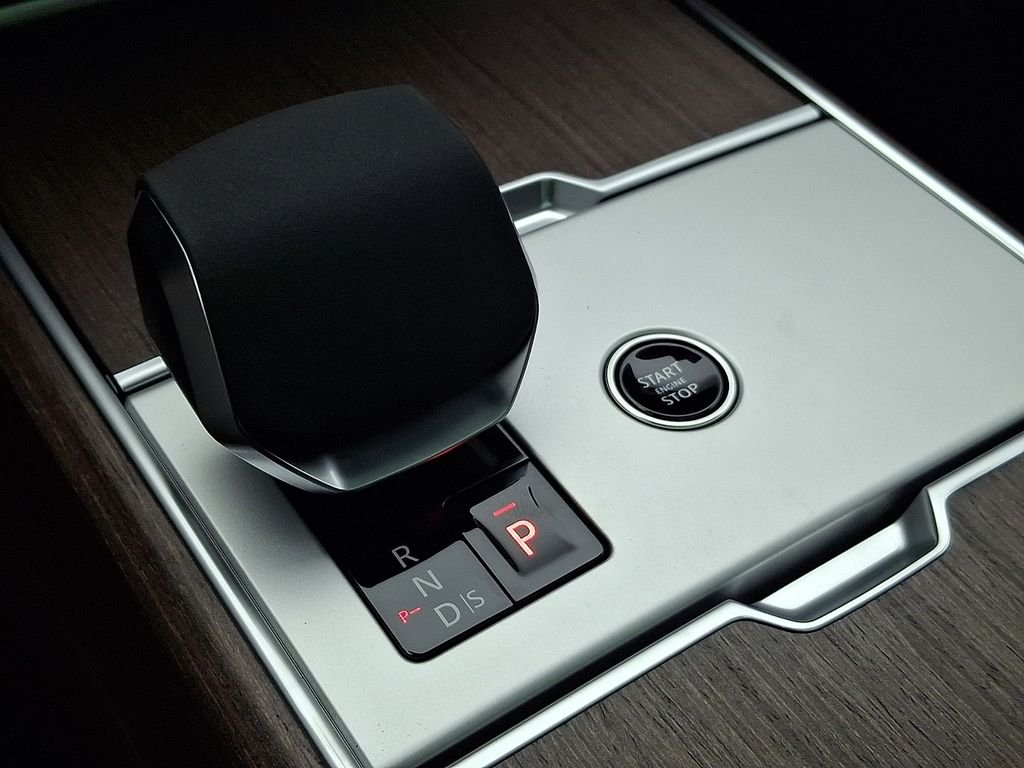 New 2026 Carpathian Grey Land Rover SE image 12