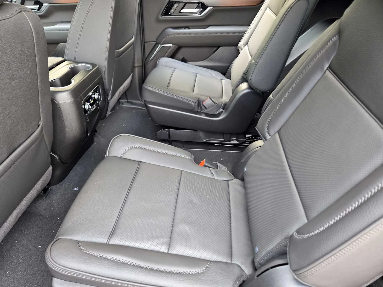 2026 GMC Yukon Denali - Photo 18