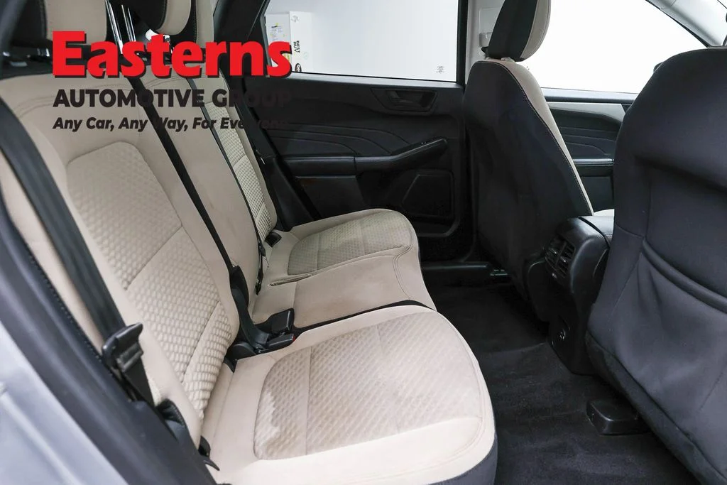 Used 2022 Silver Ford SE image 24