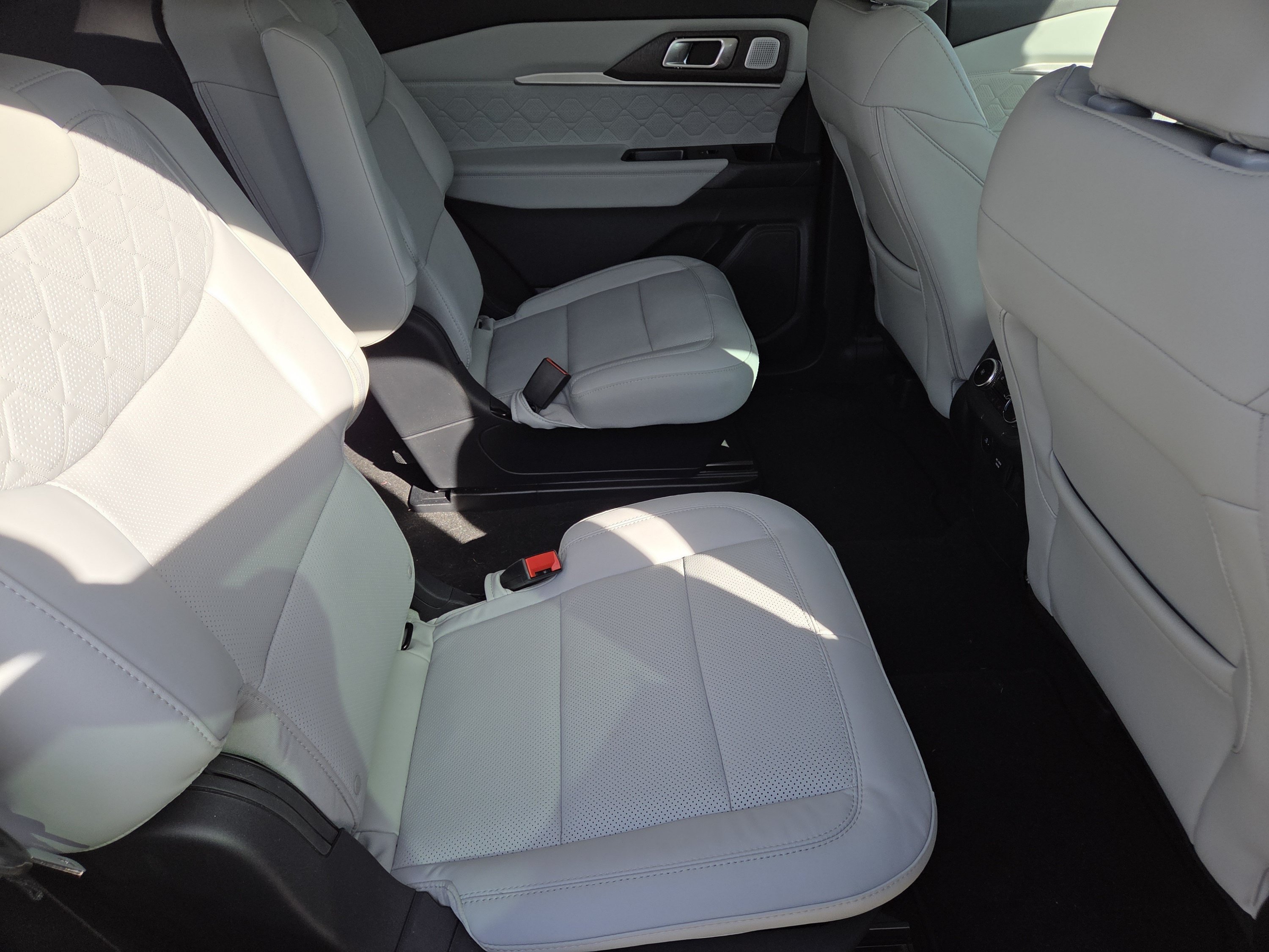 Used 2026 White Metallic Ford Platinum image 35