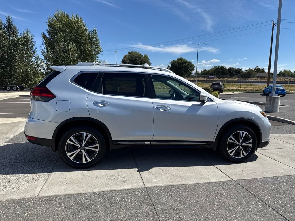 Used 2017 Brilliant Silver Nissan SL image 4
