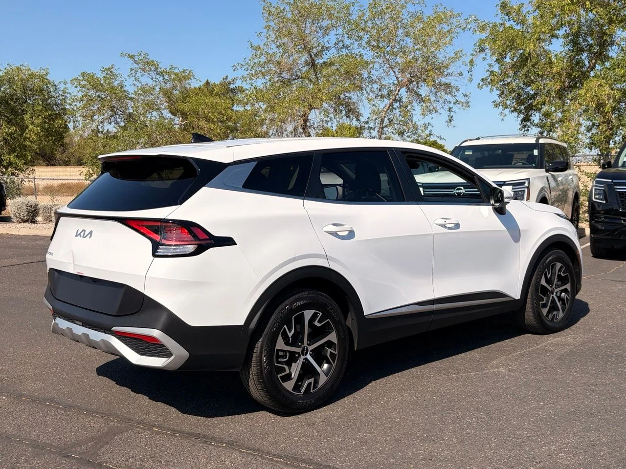 Used 2025 Glacial White Pearl Kia EX image 5