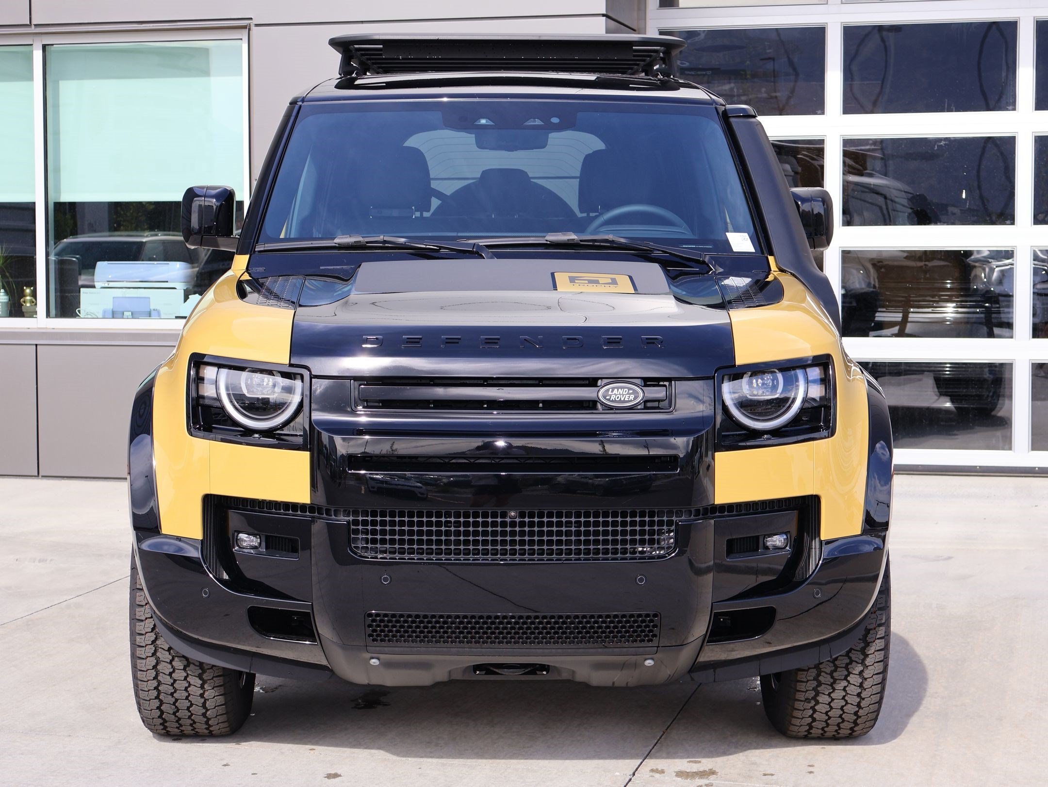 New 2026 Deep Sandglow Yellow LAND ROVER P400 Trophy Edition Deep Sandglow image 2
