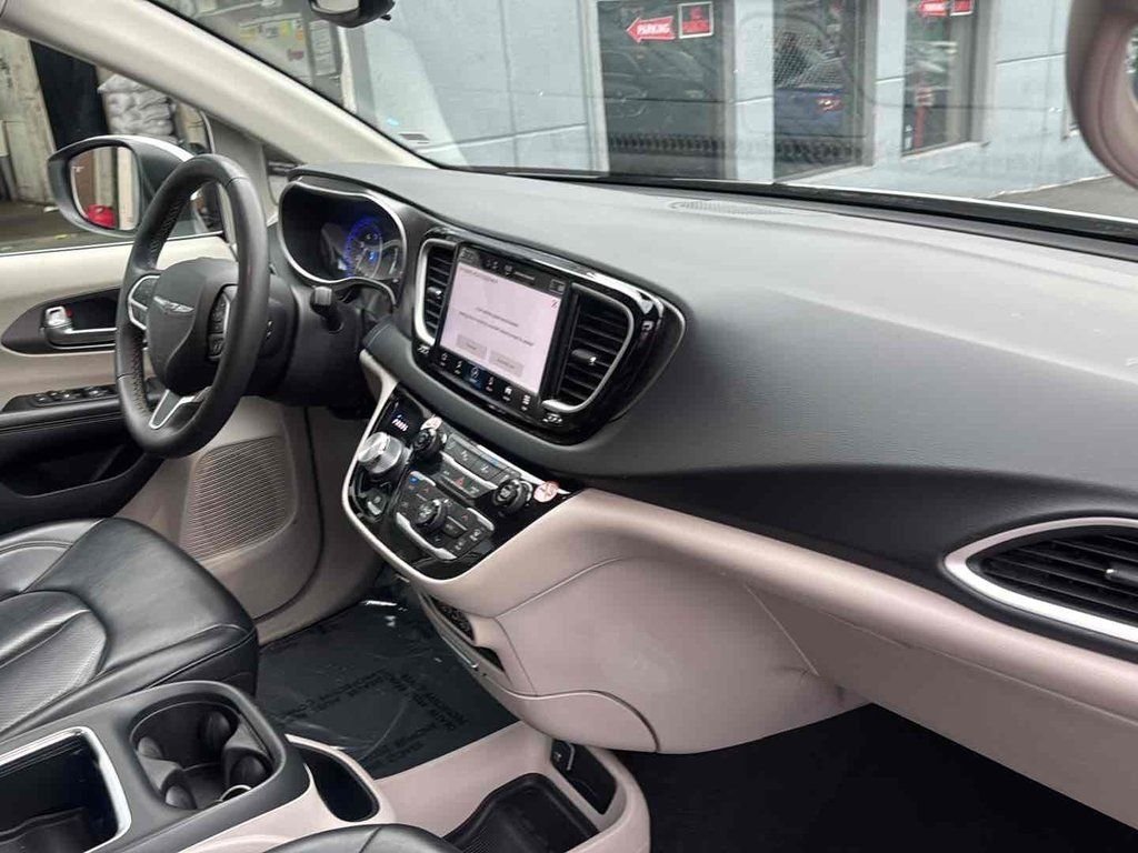 Used 2023 White Chrysler Touring L image 17