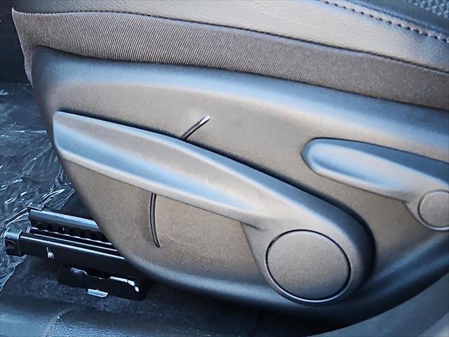 New 2026 Diamond Black Crystal Pearl-Coat Exterior Paint Jeep Latitude image 15