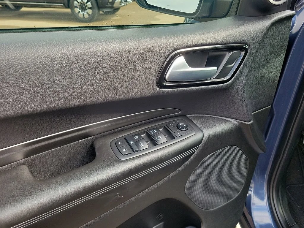 Used 2021  Dodge SXT image 18