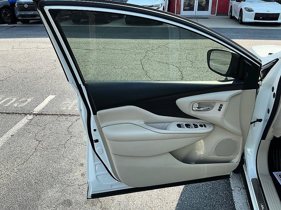 Used 2019 Pearl White Tricoat Nissan Platinum image 11