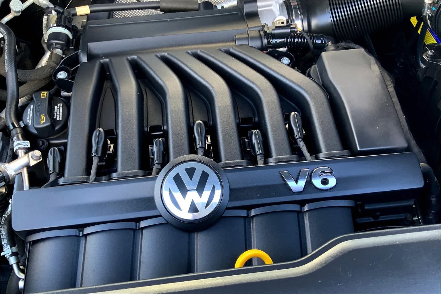 Used 2018 Deep Black Pearl Volkswagen 3.6L V6 SE w/Technology image 32