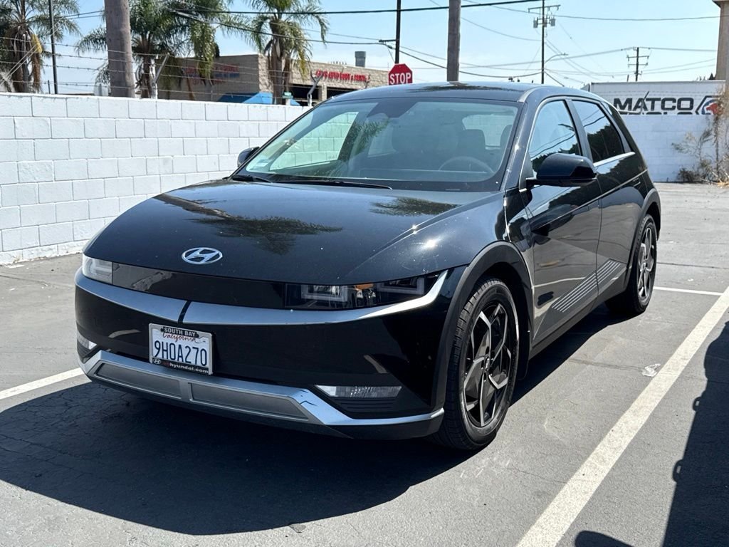 Used 2023 Black Hyundai SE image 3