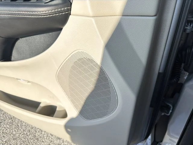Used 2015 Silver Chrysler LX image 21