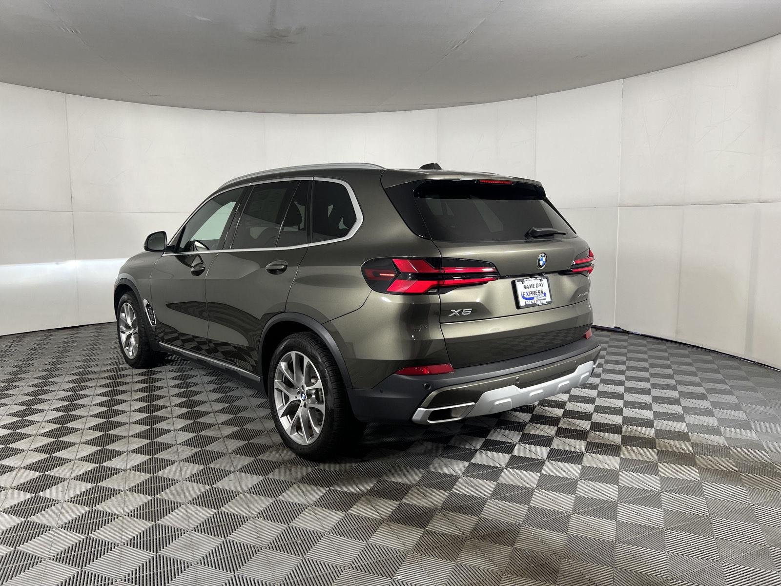Used 2024 Manhattan Green Metallic BMW xDrive40i image 5