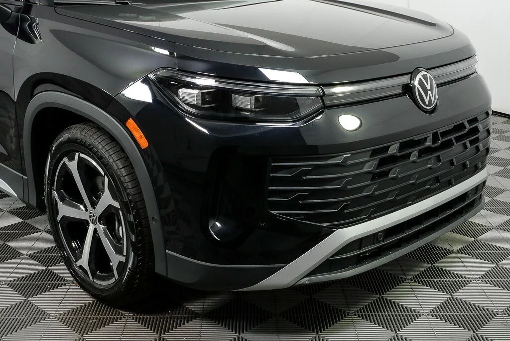 New 2026 Deep Black Pearl Volkswagen SE image 38