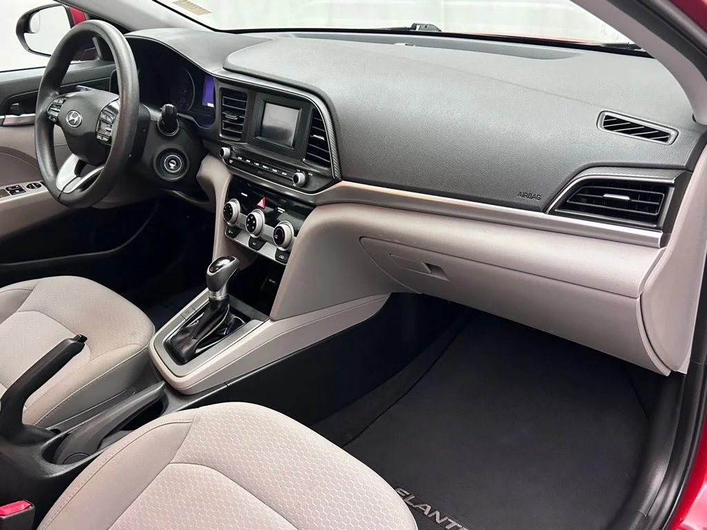 Used 2019 Red Hyundai SE image 17