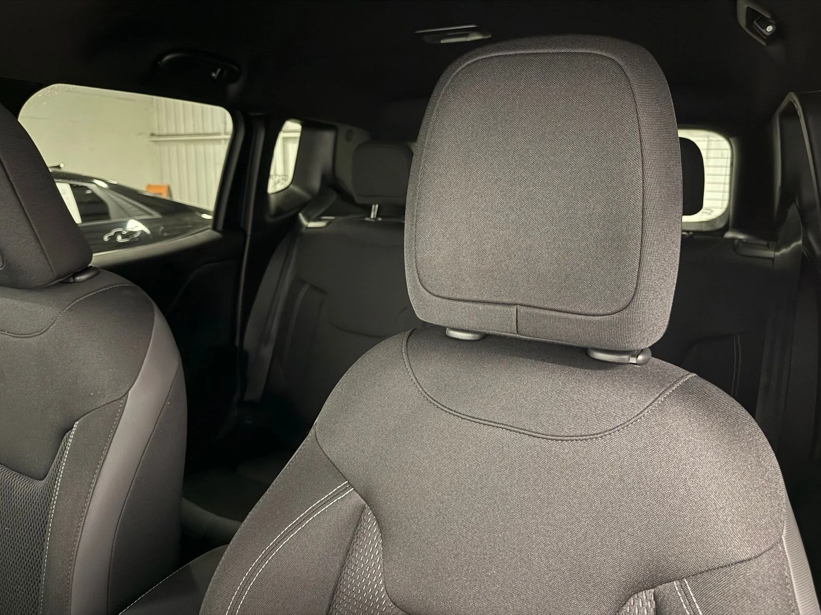Used 2022  Jeep Altitude image 19