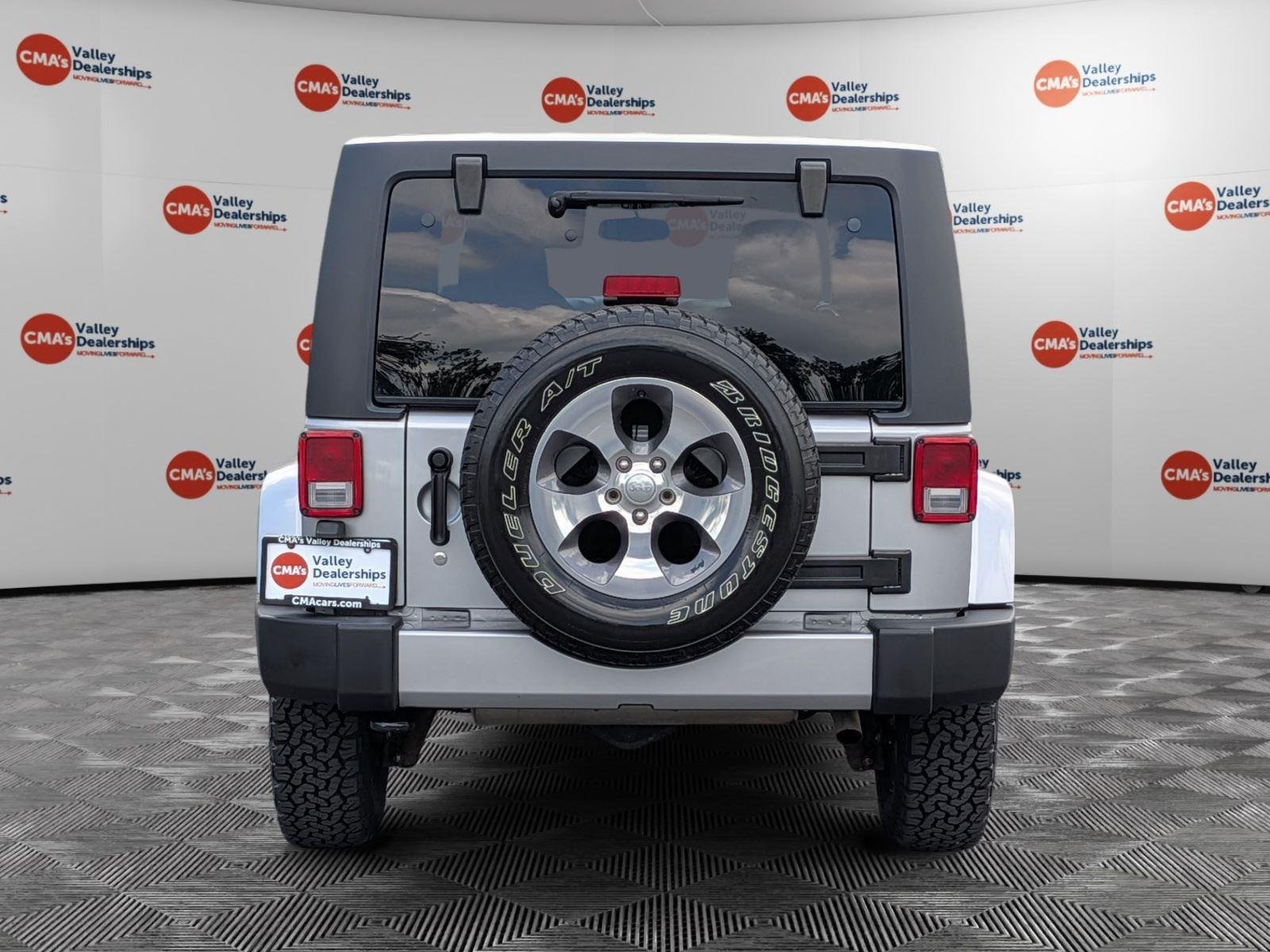 Used 2017 Billet Silver Metallic Clearcoat Jeep Sahara image 6