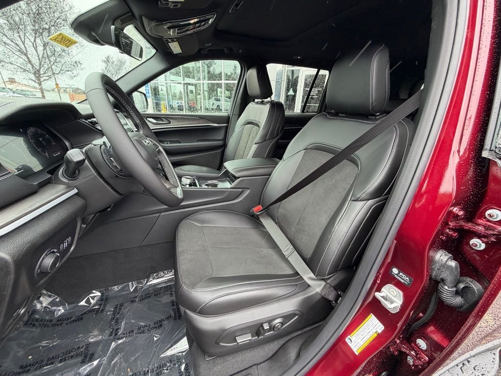 New 2026 Velvet Red Pearl-Coat Exterior Paint Jeep Laredo Altitude image 9