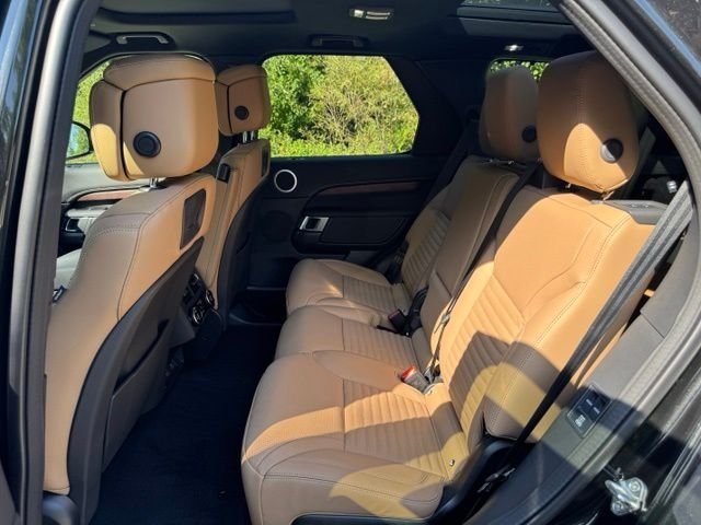 New 2026 Santorini Black Land Rover Dynamic SE image 13