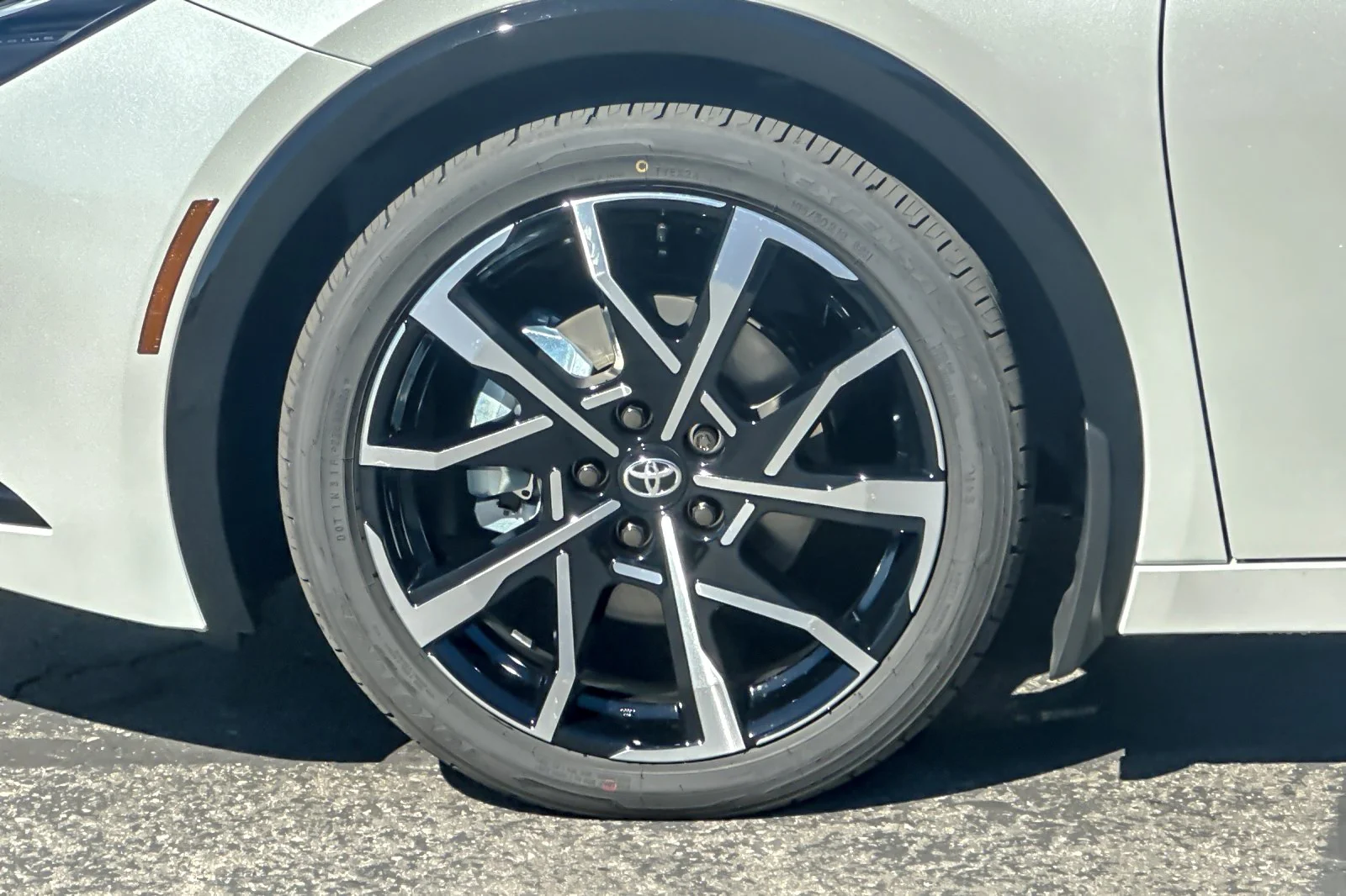 New 2027 Wind Chill Pearl <sup>1</sup> Toyota  XSE image 31