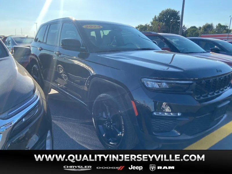 Used 2024 Diamond Black Crystal Pearlcoat Jeep Limited image 1