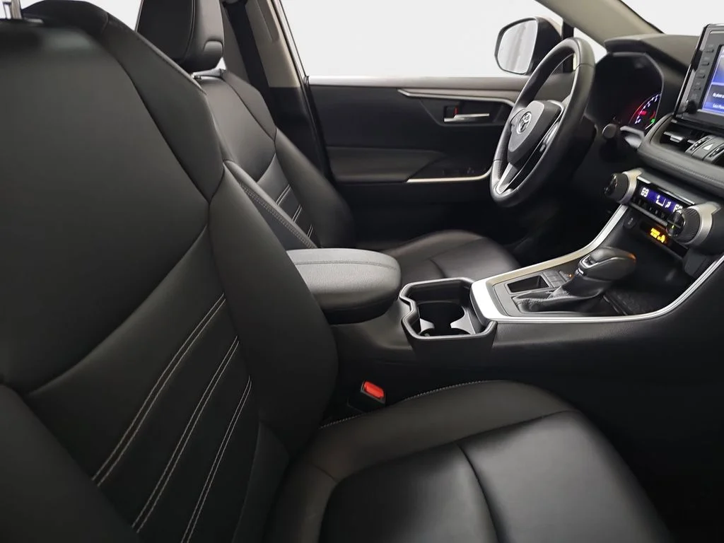 Used 2019 Silver Toyota XLE Premium image 10