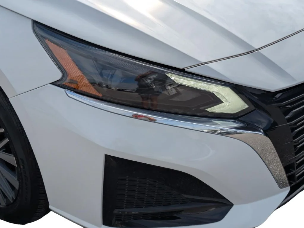 Used 2023 White Nissan 2.5 SV image 4
