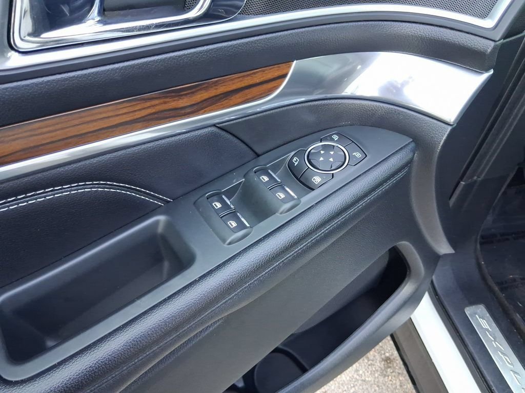 Used 2016 White Ford Limited image 19